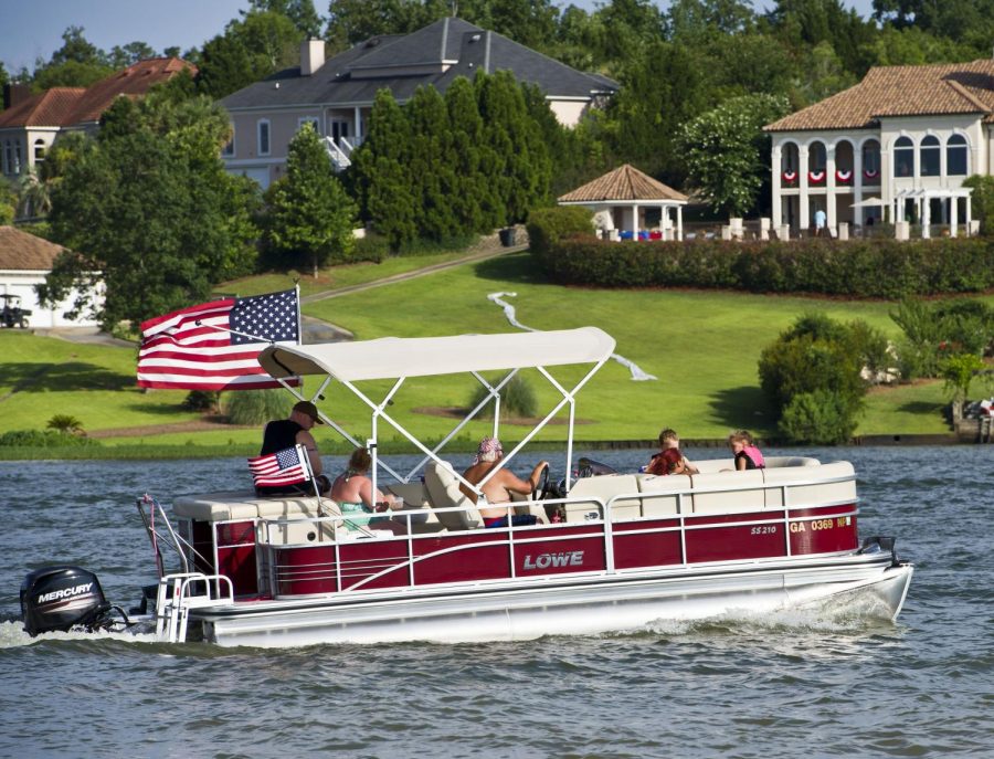 Macon%2C+GA%2C+07%2F04%2F2016%3A%0AA+pontoon+boat+flying+the+American+Flag+passes+by+Sandy+Beach+and+Sparks+Over+the+Park+Independence+Day+Celebration+at+Lake+Tobesofkee.