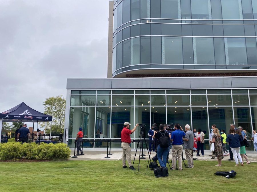 Braves World Series Trophy makes stop in downtown Macon